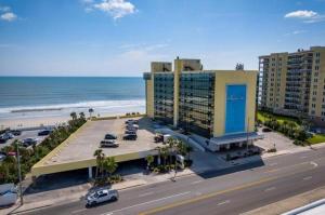 an aerial view of a building next to the beach at Oceanview Studio w/kitchen, pool, tiki bar in Daytona Beach