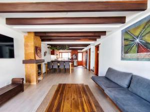 a living room with a couch and a table at Casa ONCE ONCE in Villa de Leyva