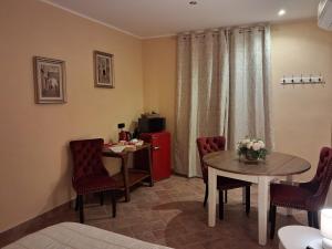 a living room with a table and chairs at Tenuta Aranuova in Vercelli