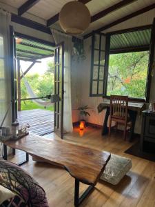 a living room with a wooden bench and a table at Cabaña La Colmena in Tigre