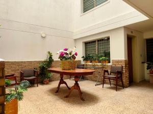 a patio with a table with flowers on it at ABC-53 Housing in Medellín