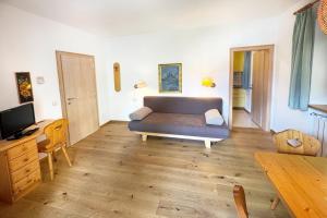 ein Wohnzimmer mit Sofa und Tisch in der Unterkunft Agriturismo Kabishof in Villnöss