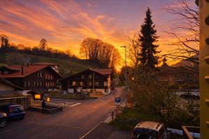 a sunset over a street in a town with houses at JSM è in Därligen