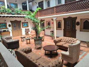 a living room with couches and a table at HOTEL MI SOLAR EJECUTIVO in Uruapan del Progreso