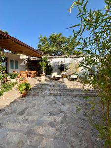 a backyard with a stone walkway and a house at Hotel La Casa del Canónigo in Caracenilla