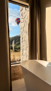 a bathroom with a white tub and a window at Villa di Trevi Hospedagem em Pedra Azul in Domingos Martins