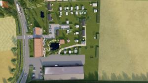 an overhead view of a yard with houses and a road at Minicamping Ons Weitje in Koudekerke +4 photos