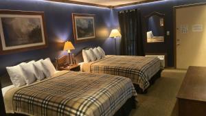 a hotel room with two beds and blue walls at Country Mountain Inn in Eureka Springs