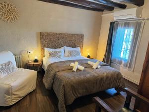 a bedroom with two beds with towels on them at Casa Marèlia, Costa Daurada Rural in Vilanova de Escornalbou +113 photos