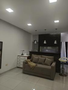a living room with a couch and a kitchen at Monoambiente Dos Lunas in Resistencia