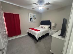 a bedroom with a bed and a ceiling fan at The Burnham in Oxford +9 photos
