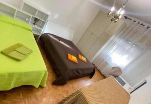 a bedroom with a bed with a green bedspread and a green table at da Lilia in Salute&Bellezza Business Apartment in Monfalcone