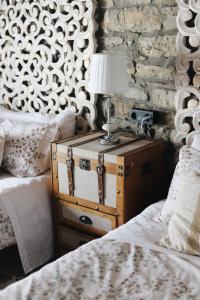 a bedroom with a bed and a table with a lamp at La Casina de Isoba in Isoba