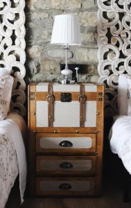 a nightstand with a lamp on it next to two beds at La Casina de Isoba in Isoba
