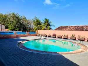 a swimming pool in the middle of a patio at Casa com Piscina Grande em Salinas in Salinópolis