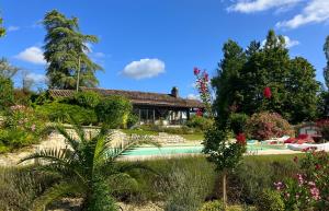 ein Haus mit Swimmingpool im Garten in der Unterkunft Galantou in Monflanquin