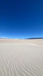 ein Sandfeld vor blauem Himmel in der Unterkunft HOTEL y EXCURSIONES TEJADA in Fiambala