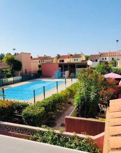 an empty swimming pool in a city with buildings at Maisonnette Les Coraux residence prive avec piscine in Canet-en-Roussillon +13 photos