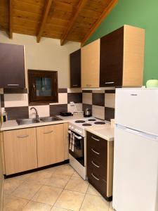 eine Küche mit Herd und Kühlschrank in der Unterkunft AZRA studios in Mytilini + 25 Fotos