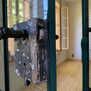 an open door with a rusty lock on a gate at Hydra - Gutshaus Bückling in Rambin