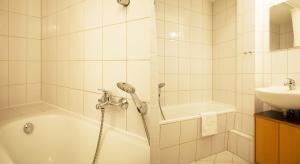 y baño con ducha, bañera y lavamanos. en Apartment Alaune en Dresden
