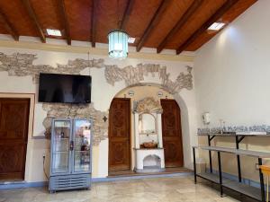 a room with a refrigerator and a stone wall at Hotel Centenario Bernal in Bernal