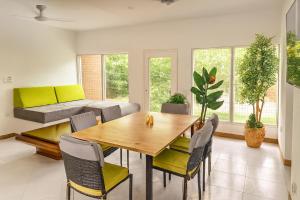 a living room with a wooden table and chairs at Quinta en Melgar piscina BBQ cerca a Piscilago in Melgar