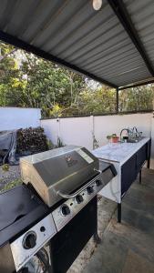 ein Grill, der auf einem Herd im Garten steht in der Unterkunft GZ Studios in Coco