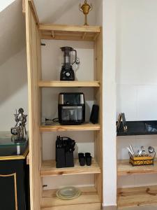 a shelf in a kitchen with a blender on it at Caesars Castle - Hidro e Vista Cinematográfica na Mantiqueira in Pindamonhangaba