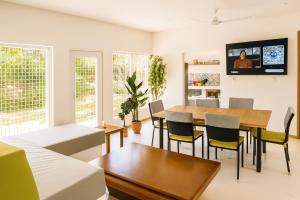 a living room with a table and chairs and a tv at Quinta en Melgar piscina BBQ cerca a Piscilago in Melgar