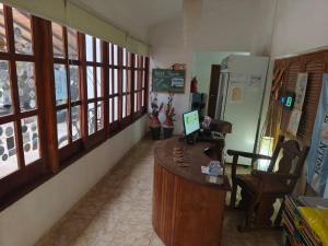 ein Zimmer mit einem Schreibtisch und einem Laptop darauf in der Unterkunft HOTEL y EXCURSIONES TEJADA in Fiambala