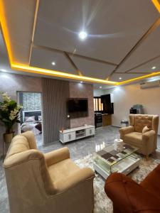 a living room with couches and a flat screen tv at Studio standing in Dakar