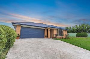ein kleines Haus mit einer blauen Garage in der Unterkunft Tranquility in Oberon
