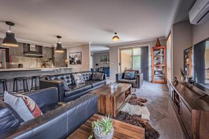 ein Wohnzimmer mit Sofa und Tisch in der Unterkunft Tranquility in Oberon