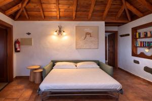 a bedroom with a bed in a room at Villa El Topo -Piscina privada - Private pool - by Rural La Palma in El Pinillo +26 photos