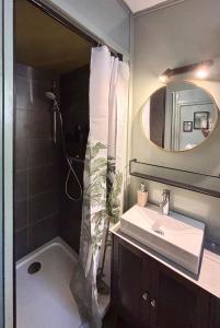 a bathroom with a sink and a shower with a mirror at Baumhausfeeling im Wald nahe der Loreley in Bogel +13 photos