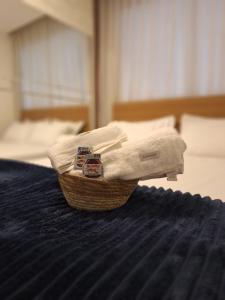 a basket on a bed with towels on it at Blue Hope, 467, LUXO em Vitória ES in Vitória +49 photos