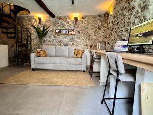a living room with a couch and a desk with a computer at TraMonti e Mare in Scalea