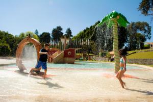 two children playing in the water at a water park at Centro Vacacional Atlixco-Metepec in Atlixco +25 photos
