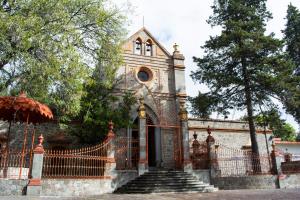 an old building with a gate and stairs at Centro Vacacional La Trinidad in Santa María Atlihuetzián