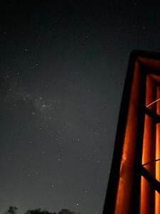 a starry night with the milky way in the sky at Chalé Aurora - Sebollas - Paraíba do Sul in Paraíba do Sul