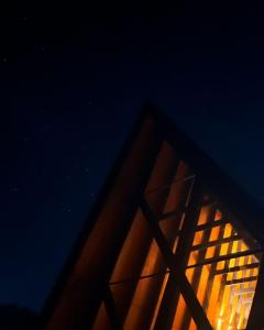 a view of the roof of a house at night at Chalé Aurora - Sebollas - Paraíba do Sul in Paraíba do Sul