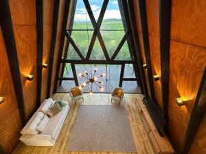 an overhead view of a room with a large window at Chalé Aurora - Sebollas - Paraíba do Sul in Paraíba do Sul +16 photos