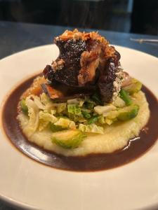 ein Teller mit Essen und einem Stück Fleisch darauf in der Unterkunft Beverley Hotel in Walsall + 12 Fotos