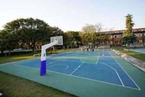 a basketball hoop on a tennis court at Centro Vacacional Oaxtepec in Oaxtepec