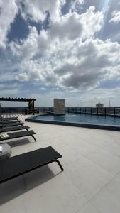 a swimming pool on a building with a view of the ocean at Flat particular no Hotel Intercity Manaus in Manaus