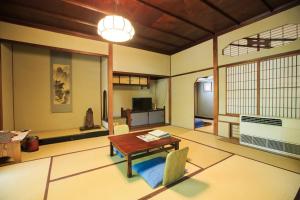 a room with a table and chairs in a room at Fukuzumiro in Hakone