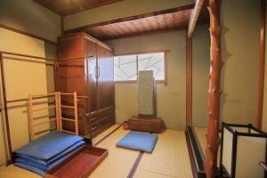 a room with two bunk beds and a window at Fukuzumiro in Hakone