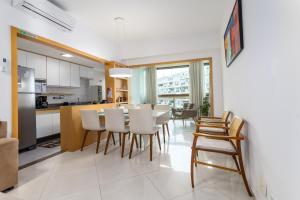 a kitchen and dining room with a table and chairs at Caribe Carioca in Rio de Janeiro