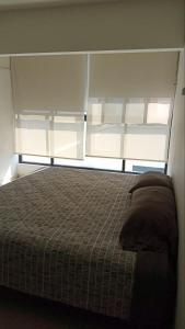 a bed in a room with a window at Practico Mini Departamento ideal para estancias largas in San Luis Potosí